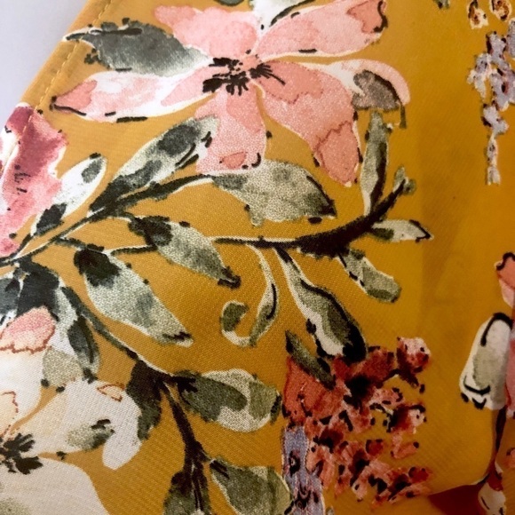 Floral cropped flare sleeve front tie size medium - Picture 4 of 6